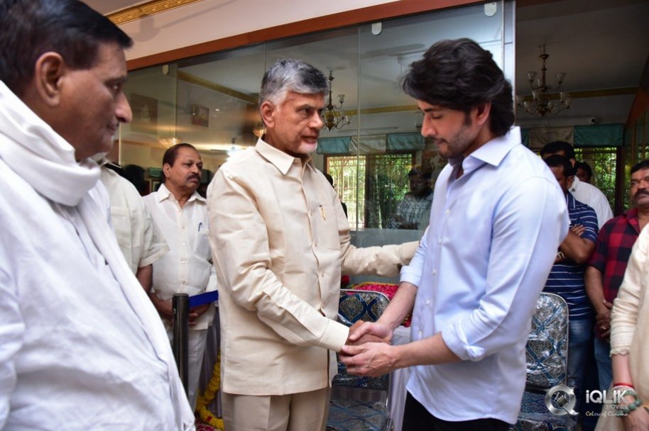 Celebrities-pay-homage-to-superstar-Krishna